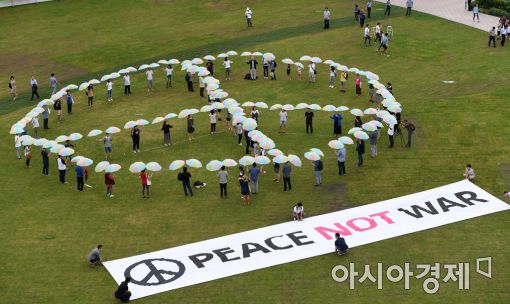 참여연대 회원들이 21일 서울시청 앞 광장에 모여 '피스몹(PeaceMob)' 행사를 진행하며 을지프리덤가디언 한미연합훈련 중단을 촉구하고 있다. (사진=문호남 기자)