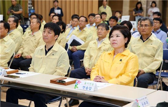 조은희 서초구청장이 2017 을지훈련 상황보고를 받고 있다.