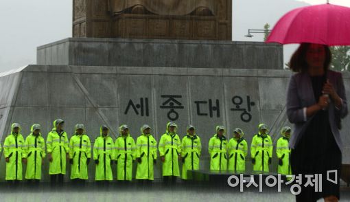 [포토]'경찰은 형광 우비를 입는다'