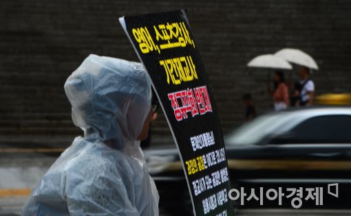 학교 안 텃새, 학교 밖 눈초리…두 번 우는 기간제교사들