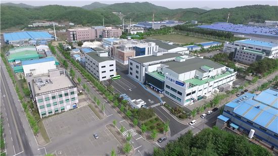 세종시에 위치한 한국콜마 생명과학연구소와 제약 공장을 내려다 본 모습. 