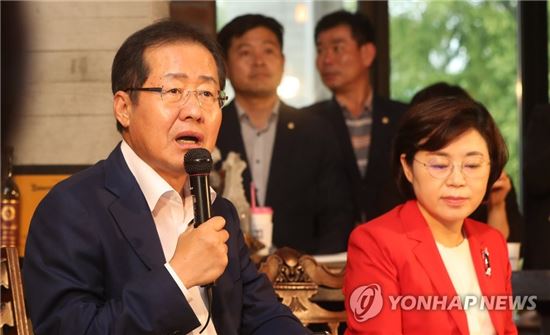 홍준표 자유한국당 대표가 21일 오후 대전 유성구 한 커피숍에서 열린 '3040교육맘과의 만남'에서 인사말을 하고 있다.[이미지출처=연합뉴스]