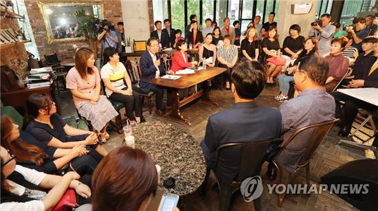 홍준표 자유한국당 대표가 21일 오후 대전 유성구 한 커피숍에서 열린 '3040교육맘과의 만남'에서 인사말을 하고 있다[이미지출처=연합뉴스]