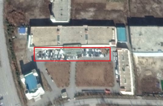 한국 기업 측 차량 100여대가 주차돼 있던 '신원 에벤에셀' 공장 기존 주차장 모습. (사진=디지털글로브)