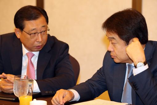 [이미지출처=연합뉴스]무슨 이야기?     (서울=연합뉴스) 정하종 기자 = 22일 오전 쉐라톤 서울 팔래스 강남호텔에서 열린 '우리나라 자동차산업 진단과 대응'을 위한 간담회에서 정진행(오른쪽) 현대자동차 사장과 박한우 기아자동차 사장이 이야기하고 있다. 2017.8.22    chc@yna.co.kr(끝)<저작권자(c) 연합뉴스, 무단 전재-재배포 금지>