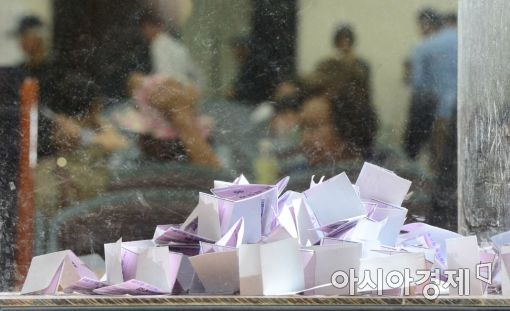 [포토]수북이 쌓인 이재용 선고공판 방청 응모권