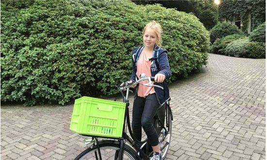 고등학생 된 네덜란드 공주의 등굣길 모습은?…‘백팩에 자전거’