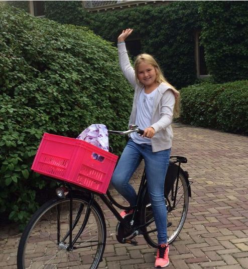 고등학생 된 네덜란드 공주의 등굣길 모습은?…‘백팩에 자전거’