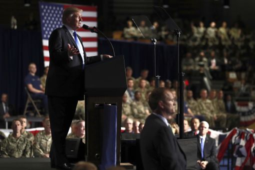 [이미지출처=AP연합뉴스] 도널드 트럼프 미국 대통령이 21일(현지시간) 군인들이 지켜보는 가운데 연설하고 있다.