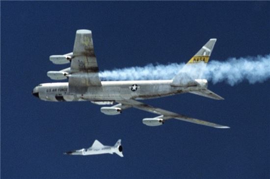 B-52 폭격기에서 공중 발사된 X-43A/사진=위키피디아