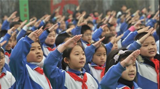 피오네르식 경례 중인 중국 어린이들(사진=위키피디아)