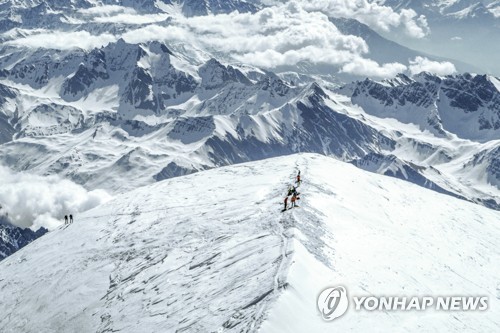 “몽블랑, 동네 뒷산 오르듯 하면 안돼!”…프랑스, 등산객에 벌금 물린 사연