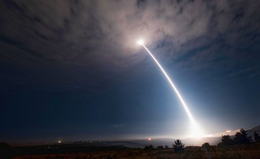 [이미지출처=AP연합뉴스]미국 캘리포니아주 반덴버그 공군기지에서 미 공군의 대륙간탄도미사일(ICBM)인 '미니트맨(Minuteman) 3'가 발사돼 목표물을 향해 날아가고 있다. 