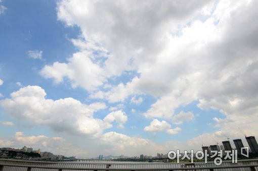 처서를 하루 앞둔 22일 서울 하늘은 맑았다
