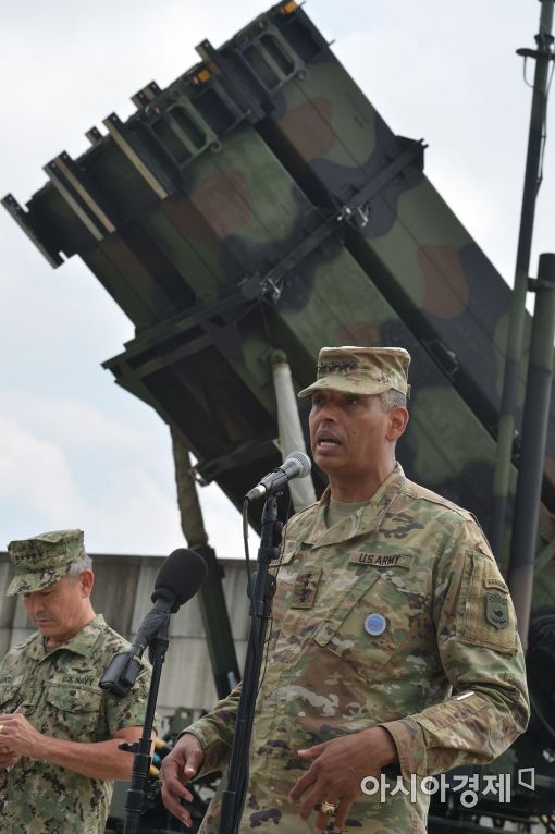 [포토]패트리어트 포대 앞에 선 빈센트 브룩스