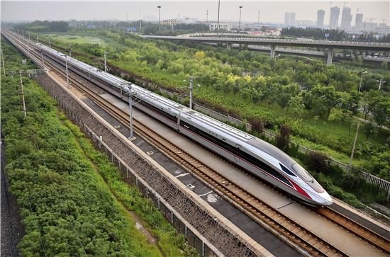 중국 2세대 고속철 푸싱(復興·부흥)호가 내달 21일부터 베이징~상하이 노선에서 정식 운행한다. [사진=AP]