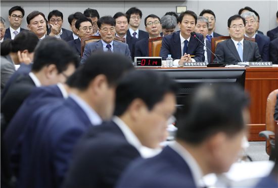 靑 업무보고…與野, 조국 불출석·文정부 인사 '기싸움'(종합)