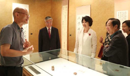 김정숙 여사, 中 치바이스 전시 관람