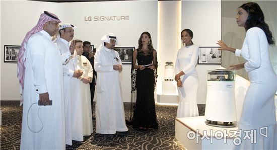 ▲LG전자가 현지시간 22일 UAE 두바이에서 개최한 'LG 시그니처' 출시 행사에서 중동지역 고객사 관계자들이 LG 시그니처 가습공기청정기를 살펴보고 있다.(제공=LG전자)