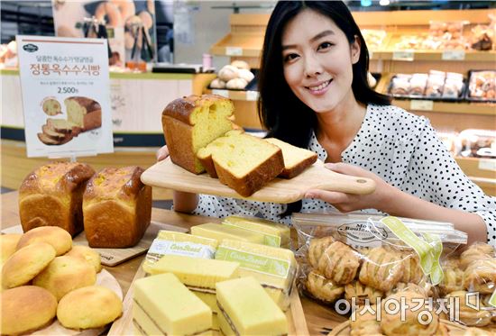 [포토]홈플러스 "건강하고 맛있는 옥수수빵 담아가세요"