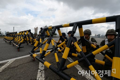 On August 24, 2016, during the 402nd Civil Defense Day, military and police conducted training to set up a wartime traffic control post at Mapo Bridge over the Han River in Seoul.