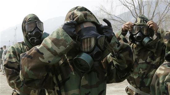 2013년 4월 의정부 미군 23화학대대 소속 군인들의 화생방 방호 시범 훈련 모습. <사진=AP연합>