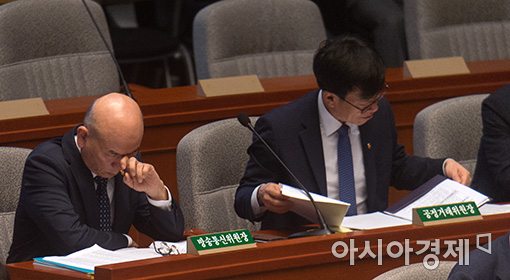 [포토]피곤한 이효성 방통위원장