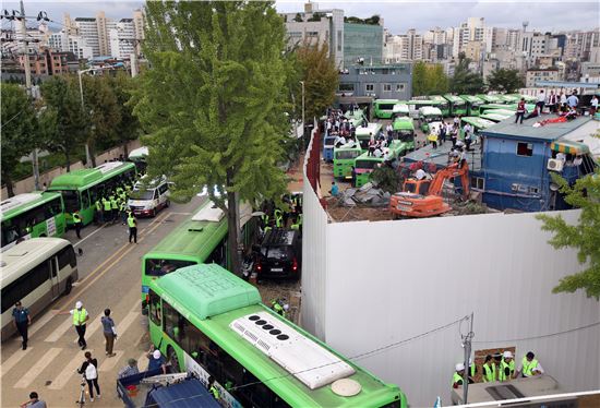 23일 서울 송파구 거여동 송파상운 차고지에서 송파상운 직원들이 철거업체의 강제집행을 막기 위해 대기하고 있다. (사진=연합뉴스)