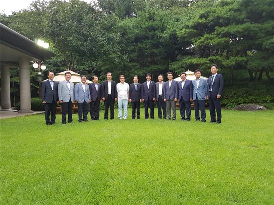 정세균 국회의장(오른쪽 다섯번째)과 서울시 구청장들이 23일 오후 6시30분부터 만찬에 앞서 기념촬영을 했다.