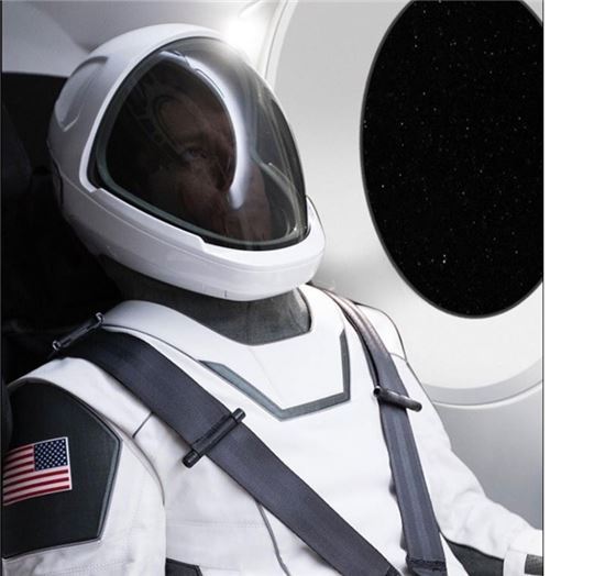 [포토]머스크, 우주복 공개 "미학과 기능 모두 갖췄다"