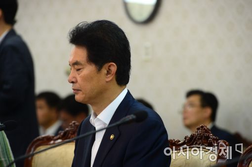 [포토]생각 많은 류영진 식약처장