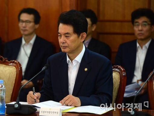 [포토]어두운 표정의 류영진 식약처장