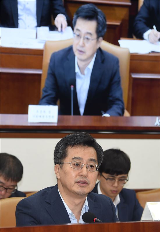 김동연 "내년 일자리예산 12% 확대…노후청사 개발해 임대주택 2만호"(상보)