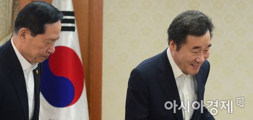 [포토]회의 참석하는 이낙연 총리와 송영무 장관