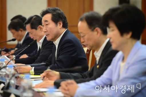 [포토]국정현안점검조정회의 주재하는 이낙연 총리