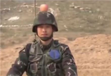 중국군, 전우 머리 위의 사과 사격 훈련