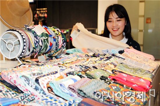 광주신세계 "가을스카프 준비하세요"