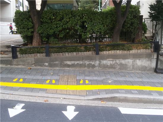 '노란발자국'에서 신호 기다리세요!