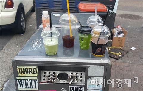 음료가 담긴 테이크아웃 잔들이 쓰레기통 위에 방치돼있다. 사진=아시아경제DB