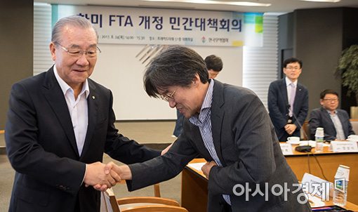 [포토]참석자들과 인사 나누는 김인호 무역협회장