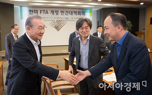 [포토]한미 FTA 민간대책회의 참석하는 김인호 회장