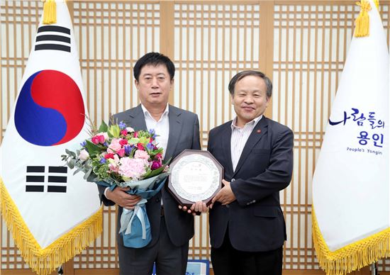 정찬민용인시장 국민건강공단서 감사패 받아
