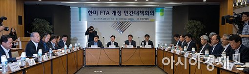 [포토]발언하는 김인호 무역협회장