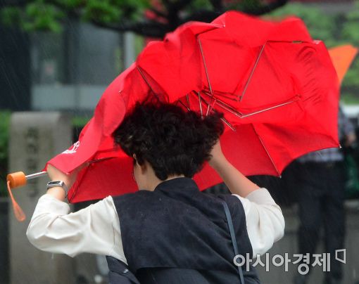 [포토]강한 비바람에 우산이 무슨 소용
