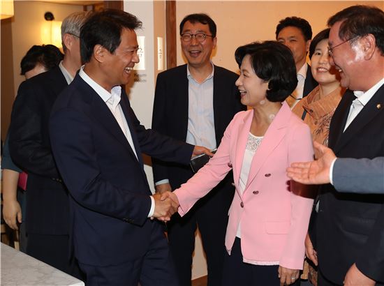 추미애·임종석 비공개 만찬회동…정기국회 앞두고 단합