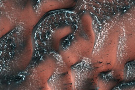 [스페이스]화성의 눈 덮인 모래 언덕
