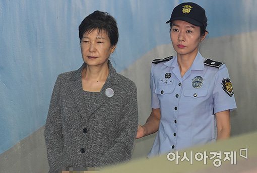 '朴 구속연장' 與·국민·바른 "판단 존중"…한국 "사법 치욕의날"