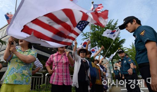 [포토]태극기와 성조기 휘날리며