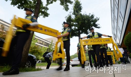 [포토]철통 경비에 들어간 서울중앙지방법원