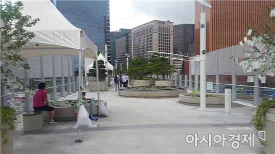 24일 서울로7017에 설치된 몽골텐트 안에 한 시민이 앉아 있다. 